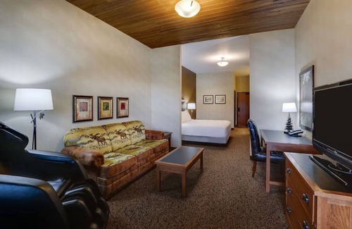 Sioux City Hotel | Comfy Expanded King Lodge, Whirlpool, Stoney Creek Sioux, Parking