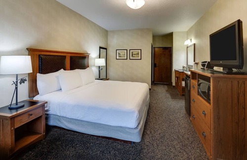 Sioux City Hotel | Comfy Expanded King Lodge, Whirlpool, Stoney Creek Sioux, Parking