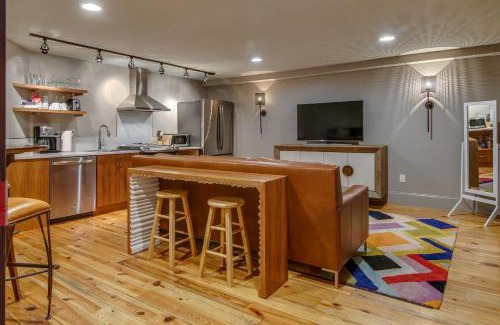Downtown Nashville House | Comfy Family Retreat for 4 in DT Walk to Broadway