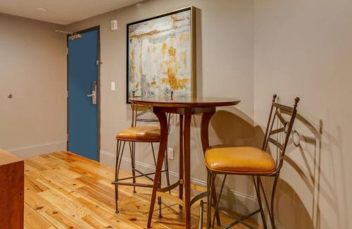 Downtown Nashville House | Comfy Family Retreat for 4 in DT Walk to Broadway