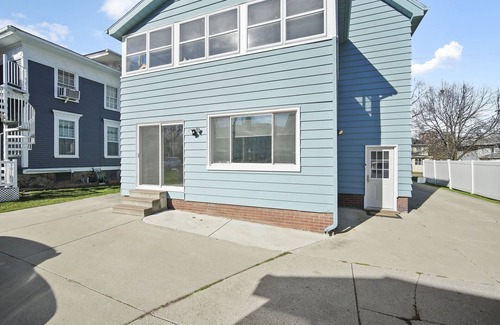 Jackson House | Comfy Flat with Old World Charm in the city