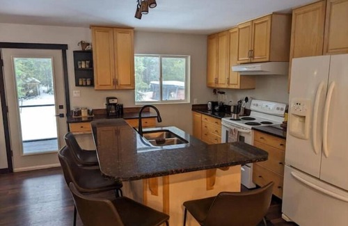 Salmo House | Comfy forest home (3 BDR) Kootenay Keep