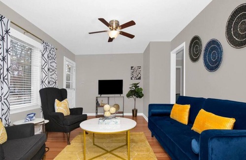 Fayetteville House | Comfy Gem - 2BR/1Ba + Covered Deck + Workout Space