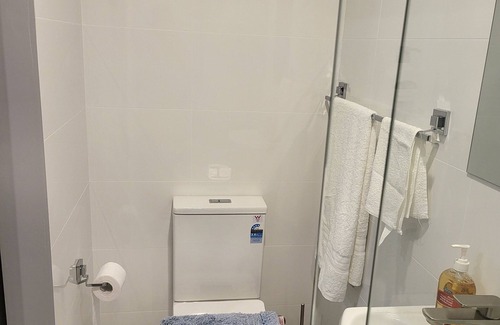 Windsor Ski Chalet | Comfy Ground-floor Ensuite Double Bed Room in welcoming Windsor with WiFi, AC