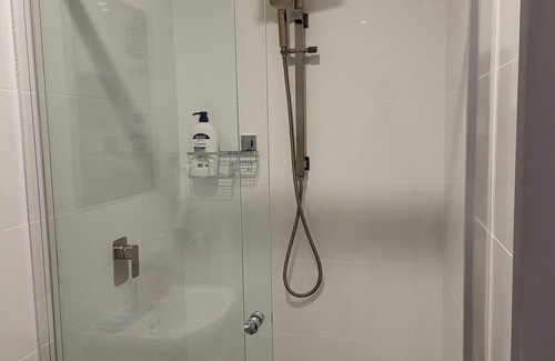 Windsor Ski Chalet | Comfy Ground-floor Ensuite Double Bed Room in welcoming Windsor with WiFi, AC