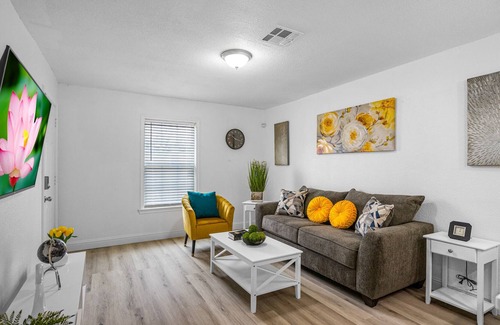 Cedar Crest House | Comfy hidden retreat 4.3 mi to downtown, DAL, DFW