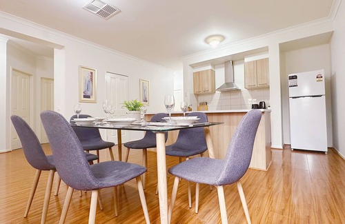 Craigieburn House | Comfy home/Airport/Shopping/Playground Nearby/Evaporative Cooler