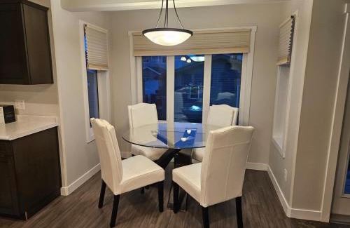 Regina Villa | Comfy Home in Harbour Landing - Regina