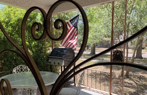Roswell House | Comfy home in historic district walking distance to museum, Food, & Shopping