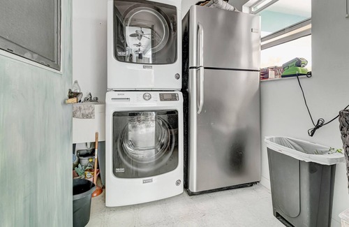Grove City House | Comfy home near beach with WiFi, W/D, AC, pool, grill, & ping-pong - dogs OK