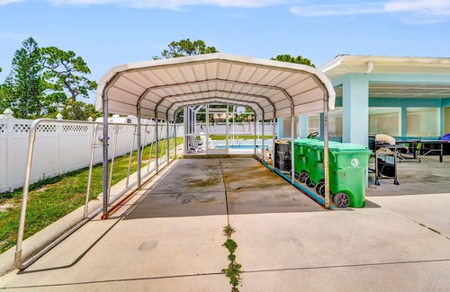 Grove City House | Comfy home near beach with WiFi, W/D, AC, pool, grill, & ping-pong - dogs OK