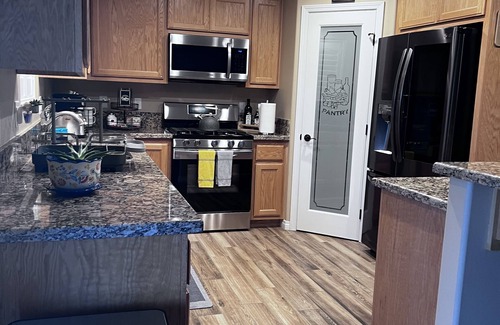 Apple Valley House | Comfy Home/Travel Nurse/Work/Long Stays/Vacation Stays.
