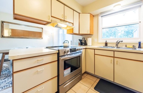 Dicken House | Comfy Home w/Lots of Light, Close to Big House!