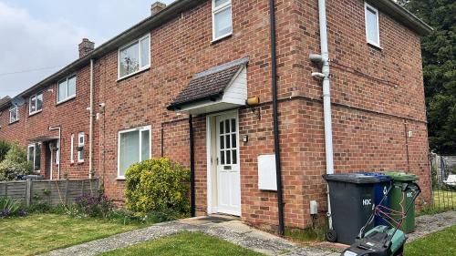 St Ives House | Comfy, king bed families & Contractors welcome