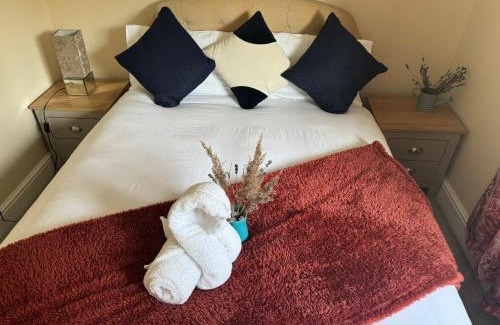 St Ives House | Comfy, king bed families & Contractors welcome
