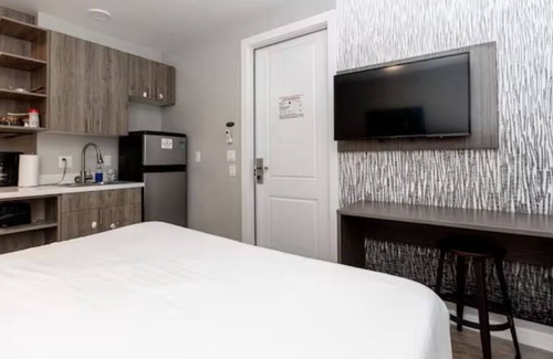 Mission Hills House | Comfy King Bed Studio 💎 WiFi+Parking+Walk to All