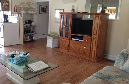 DeLand Apartment | Comfy King, queen pullout, relaxing front Porch, Short Walk To Downtown