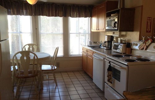 DeLand Apartment | Comfy King, queen pullout, relaxing front Porch, Short Walk To Downtown