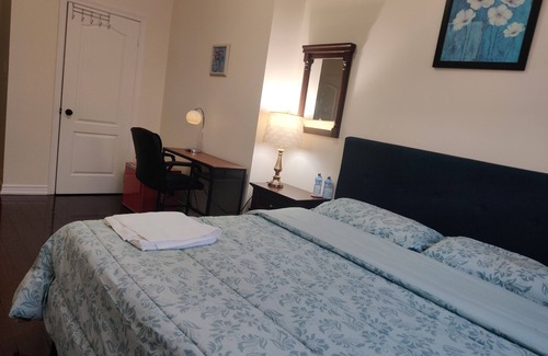 Meadowvale Village House | Comfy King size Bedroom in Mississauga near Toronto Pearson Airport.n