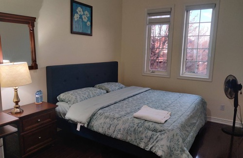 Meadowvale Village House | Comfy King size Bedroom in Mississauga near Toronto Pearson Airport.n
