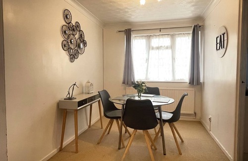 Letchworth House | Comfy letchworth Apartment by Leecroft Stays