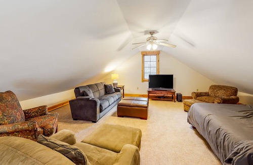 Waitsfield Apartment | Comfy lodge style apartment w/ a loft, free WiFi, and full sized kitchen!