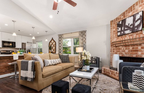 Barker House | Comfy Modern Home - Close to Everything!