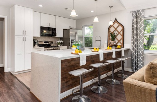 Barker House | Comfy Modern Home - Close to Everything!
