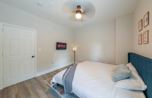 West End Apartment | Comfy Nashville 1BR with King Bed and Optional Parking Near Gulch & Midtown Walk to The Parthenon