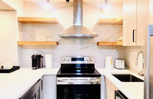 Calgary House | Comfy Neutral Living/Modern/Free Parking