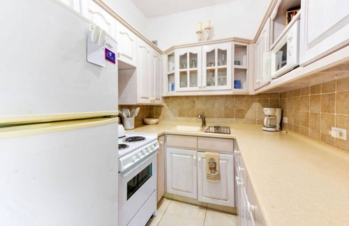 Sunset Crest Apartment | Comfy & peaceful apartment in tropical gardens with pool. 7mins walk to beach!