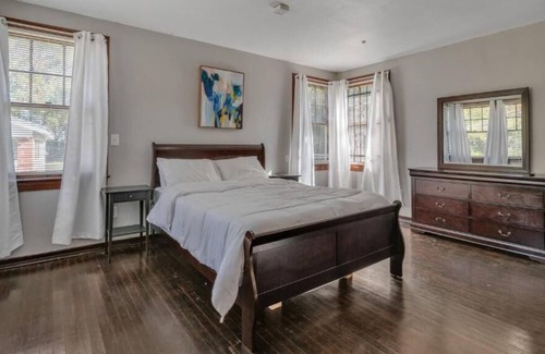 Urban Core House | Comfy pet friendly home fully fenced yard mins to downtown