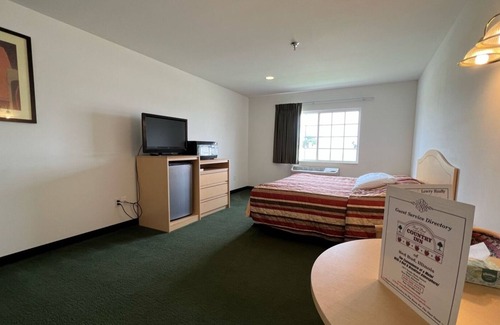 Red Bud Bed & Breakfast | Comfy Petite Single King Suite in a Friendly Town!