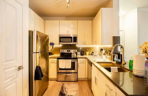 East Riverside - Oltorf Apartment | COMFY(Private Unit)5-miles away from Airport 2BR/1BA right near the Heart of ATX