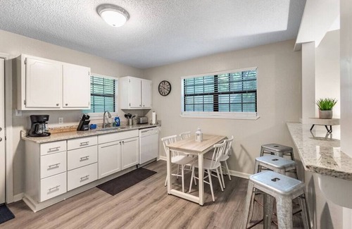 Saint Elmo House | Comfy Quiet Cottage on Argyle