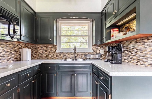 Roeland Park House | Comfy, quiet & private 2BR home.