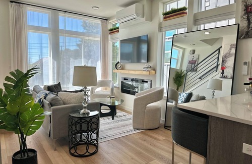 Whittier Heights House | Comfy Room in Ballard