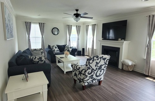 Falling Waters House | Comfy Room near Hagerstown & Martinsburg