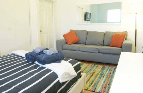 Pico-Union House | Comfy Room with Private Bathroom in Koreatown LA
