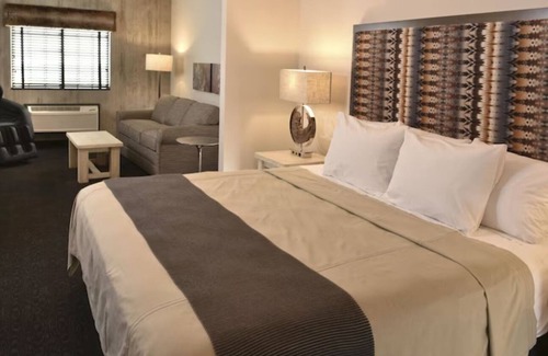 Broken Arrow Hotel | Comfy & Spacious Broken Arrow Retreat w/Hot Breakfast! On-site Pool