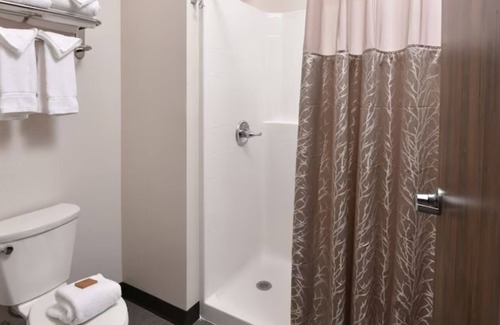 Broken Arrow Hotel | Comfy & Spacious Broken Arrow Retreat w/Hot Breakfast! On-site Pool