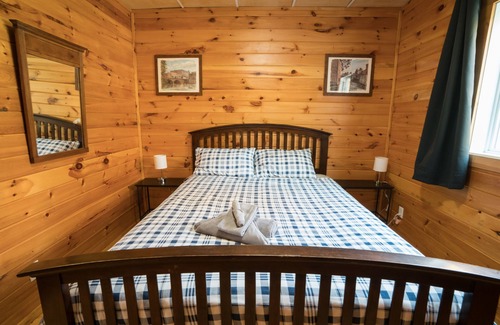 Blue Sea Cottage | Comfy, Spacious Lakefront Oasis with Sauna and Hot Tub in Beautiful Blue Sea, QC