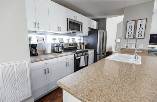 Midtown House | Comfy, spacious townhome in Midtown, 2BR sleeps 6, Close to Medical Center