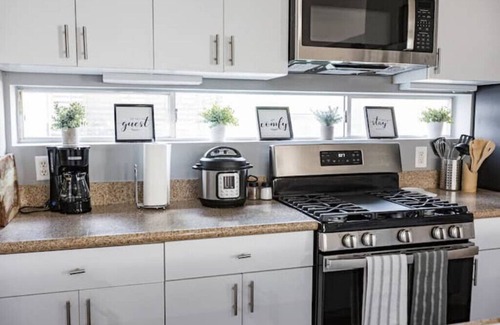 Midtown House | Comfy, spacious townhome in Midtown, 2BR sleeps 6, Close to Medical Center