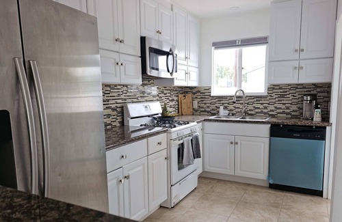 Reseda House | Comfy Stay Away From Home