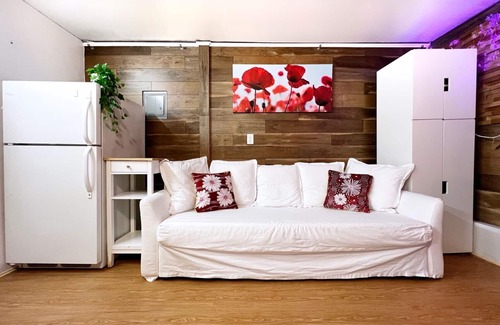 East Flushing Apartment | Comfy Studio! Beautiful Deck! Outdoor Kitchen!