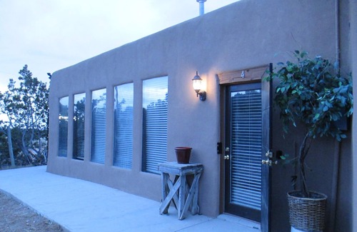 West Alameda Apartment | Comfy Studio for Two. A short 5 miles to SF Plaza!