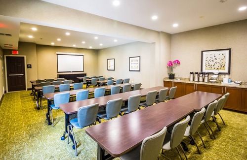 Plano Apartment | Comfy Studio in Plano | Free Breakfast, Free Wi-Fi, Outdoor Pool