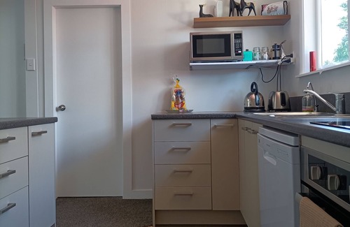 Johnsonville House | Comfy & Sunny home in Wellington