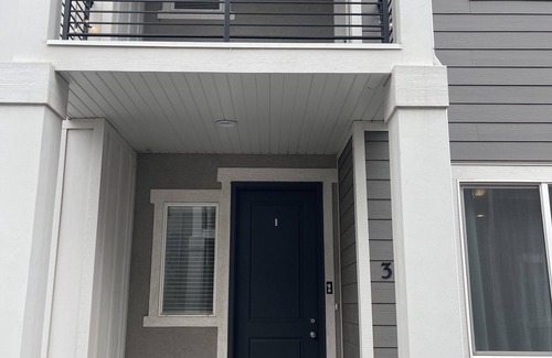 West Haven House | Comfy Townhome/2 Car Garage/Balcony/Grill